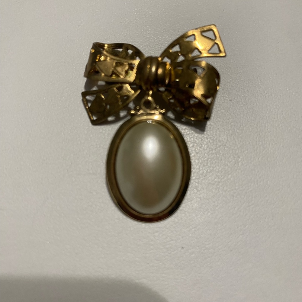 Vintage Goldtone Bow Brooch with Faux Pearl Accent